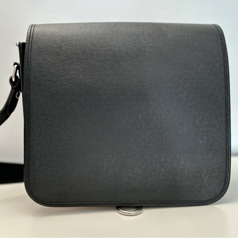 Louis Vuitton Taiga Andrei Messenger bag